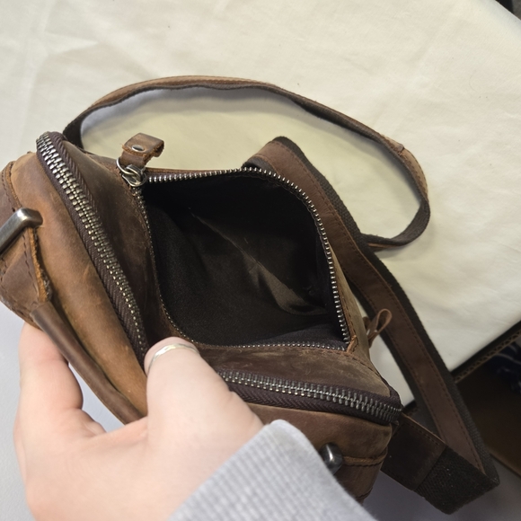 The Real Leather Company Men's Crossbody Bag - Picture 7 of 14